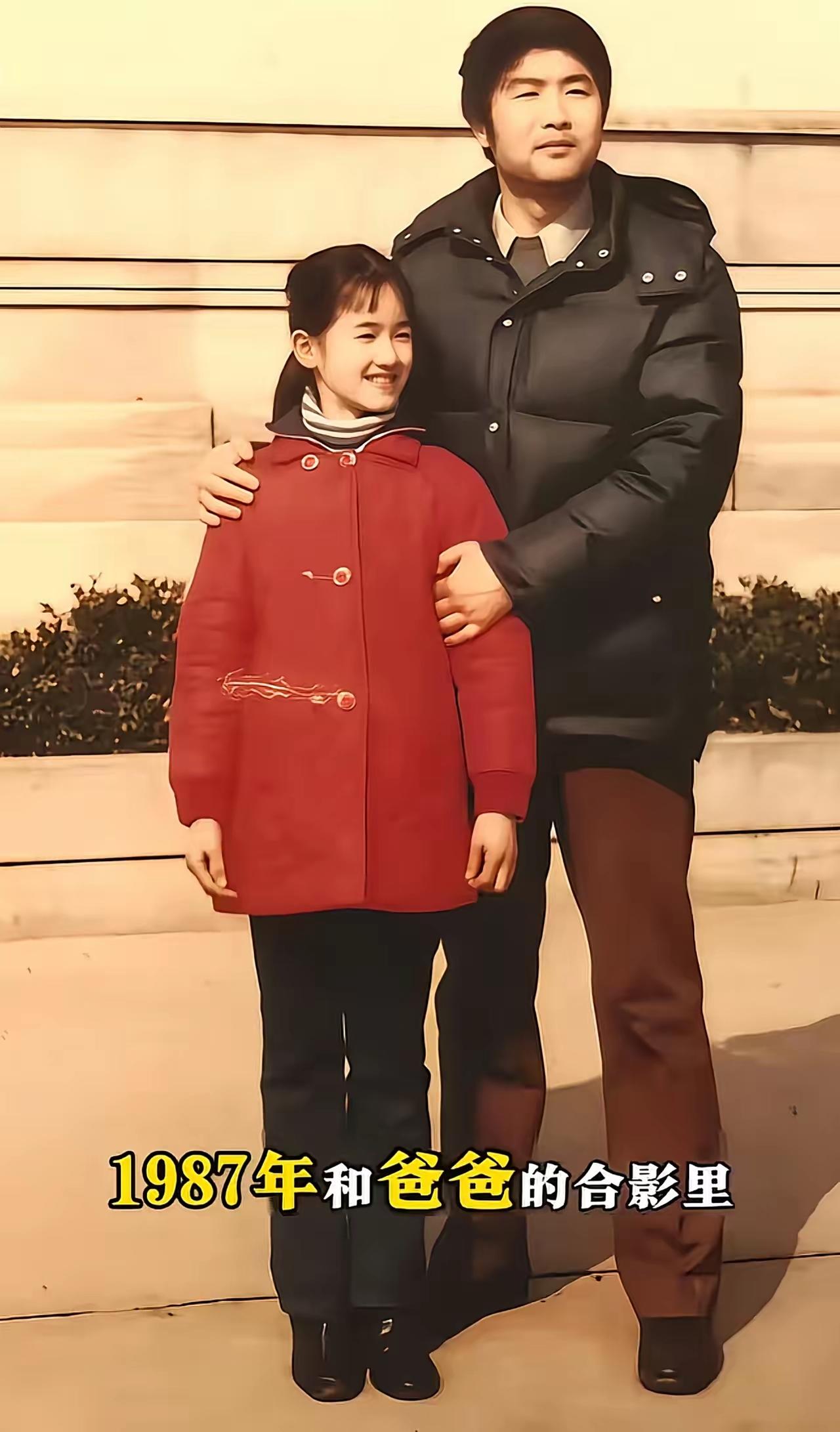 1987年，照片中10岁的左小青依偎在父亲身旁，那画面满是温馨与岁月静好。她出生