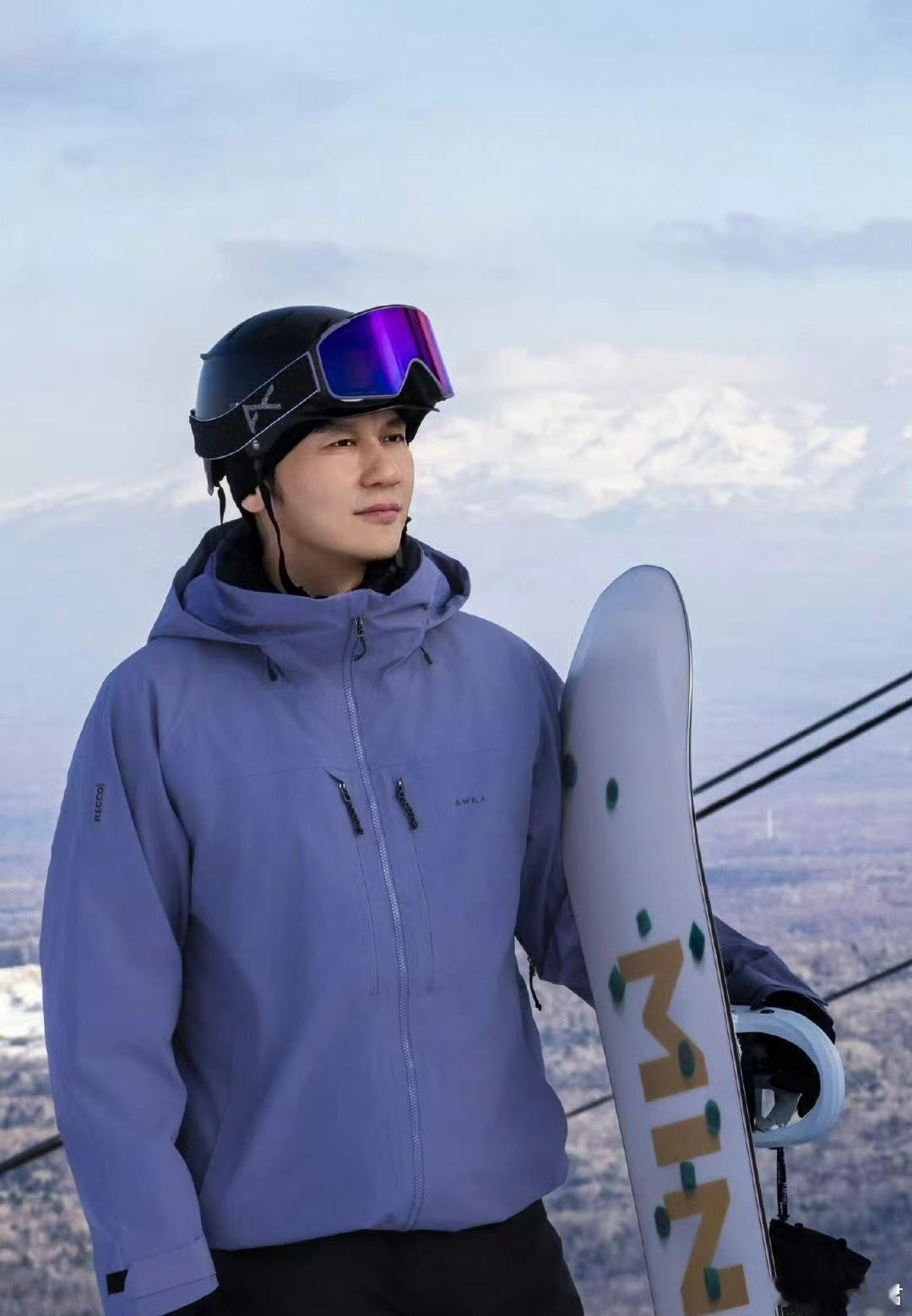 有人说李晨穿粉色滑雪服显老？那一定没选对图，速来看李晨各种帅爆的滑雪造型好嘛，在