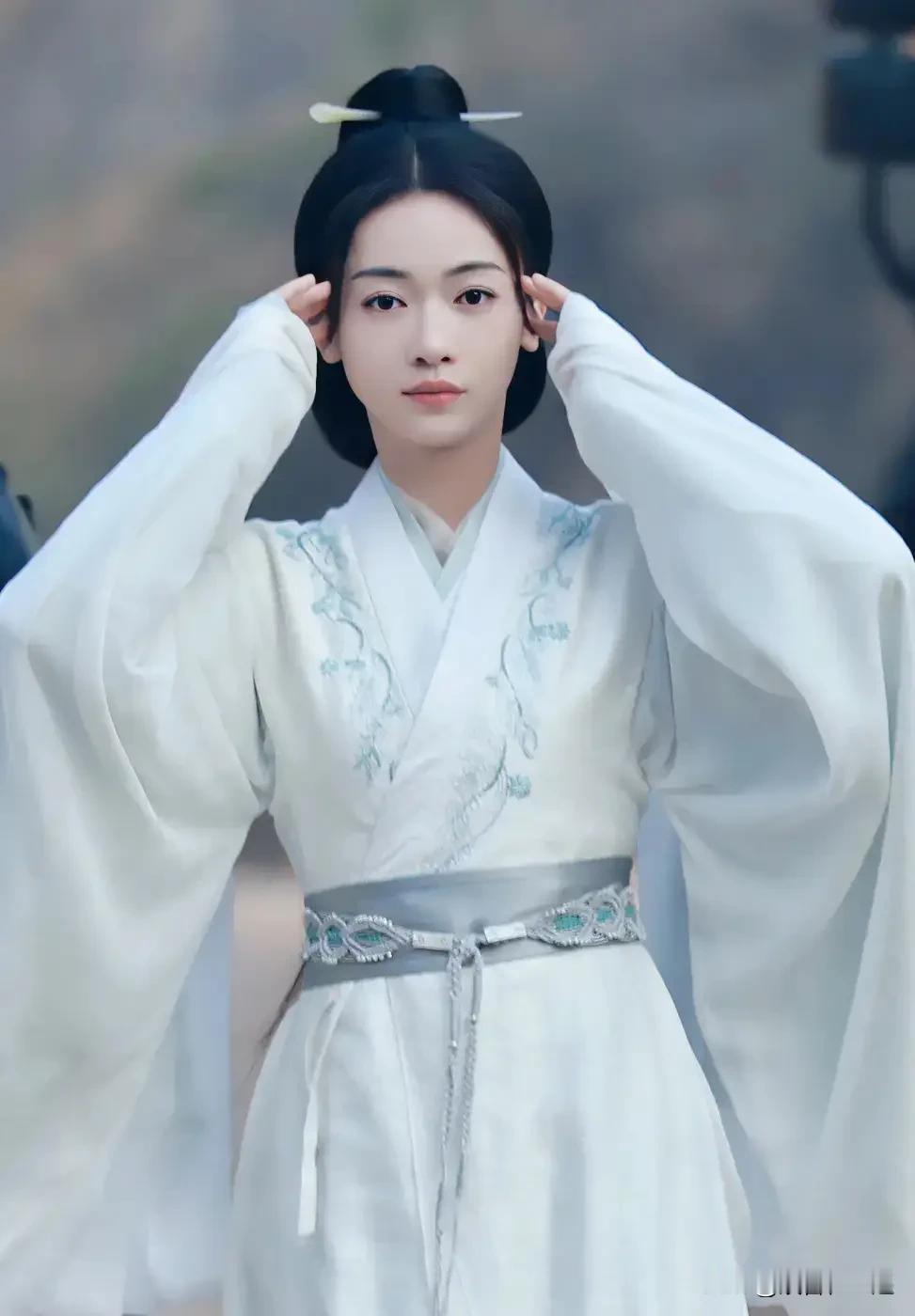 吴谨言新剧路透曝光，穿一袭白衣古装甜笑迷人，气质超凡脱俗！
12月29日，吴谨言