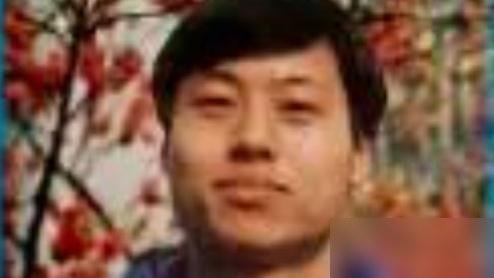1995年申花夺冠那帮人里，挂着17号的前锋，常年缩在替补席看祁宏谢晖攻城拔寨，