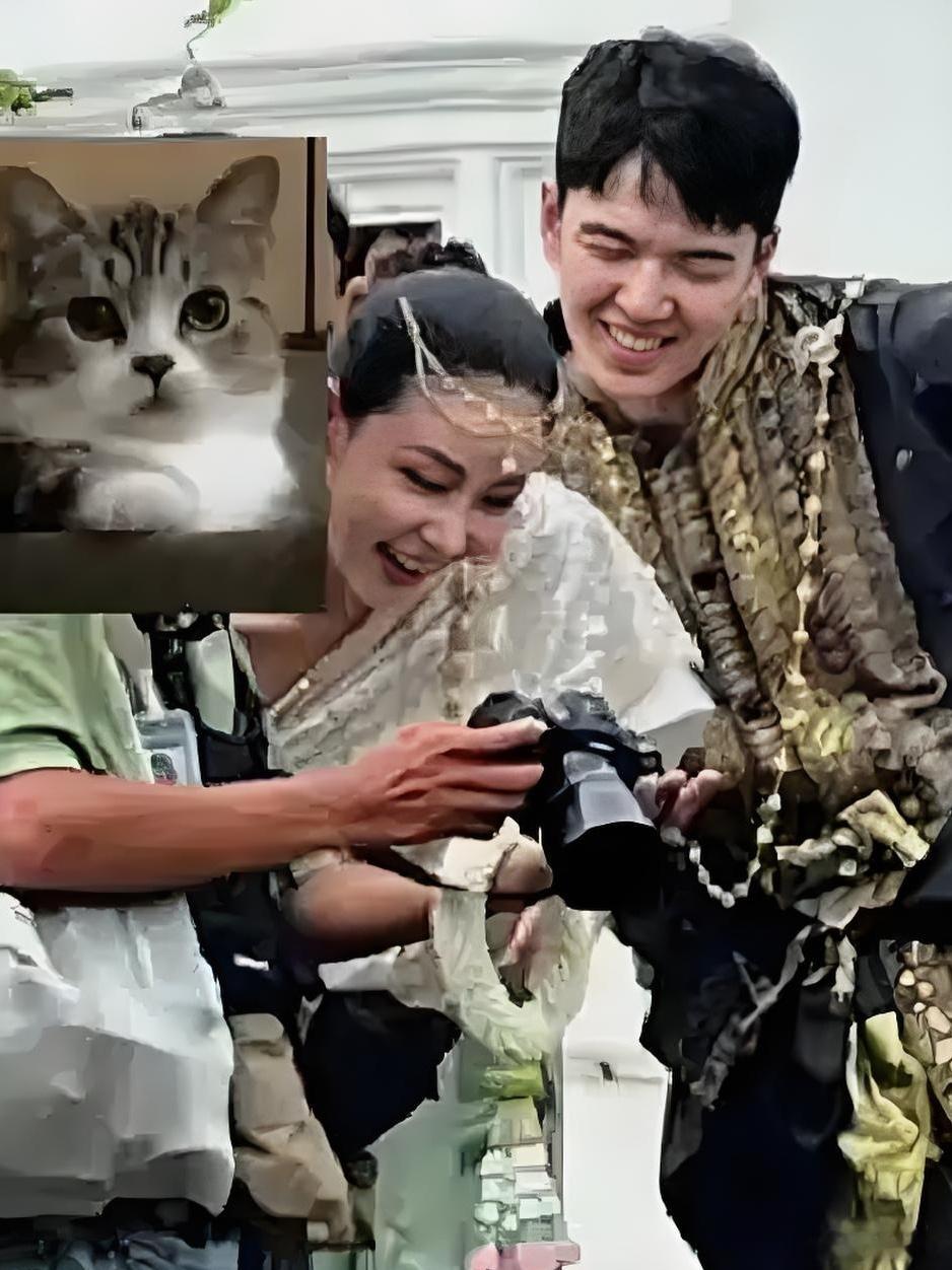 仝卓贾青疑已同居 近日，94年小哥哥仝卓被拍到开车和86大姐姐贾青回贾青家，疑似