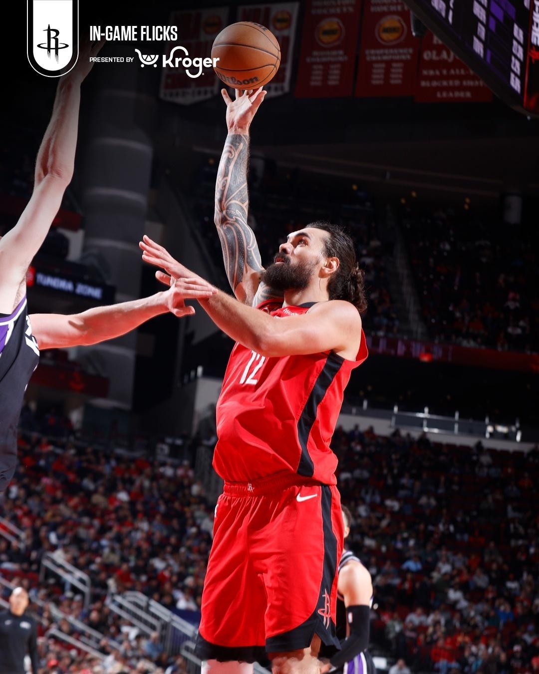 火箭本场抢下17个前场篮板，本赛季累计前场篮板316个联盟第二，仅比多打3场的开