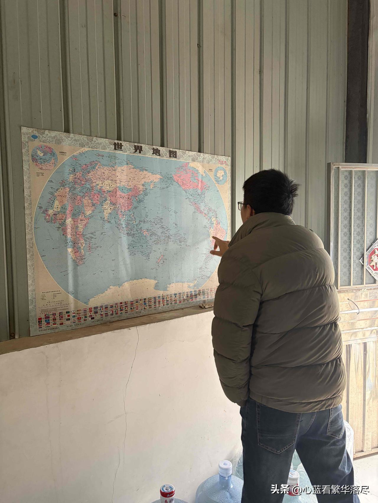 从来都不看世界地图的同事，因为最近美国和以色列联合袭击伊朗后，现在天天上班的时候