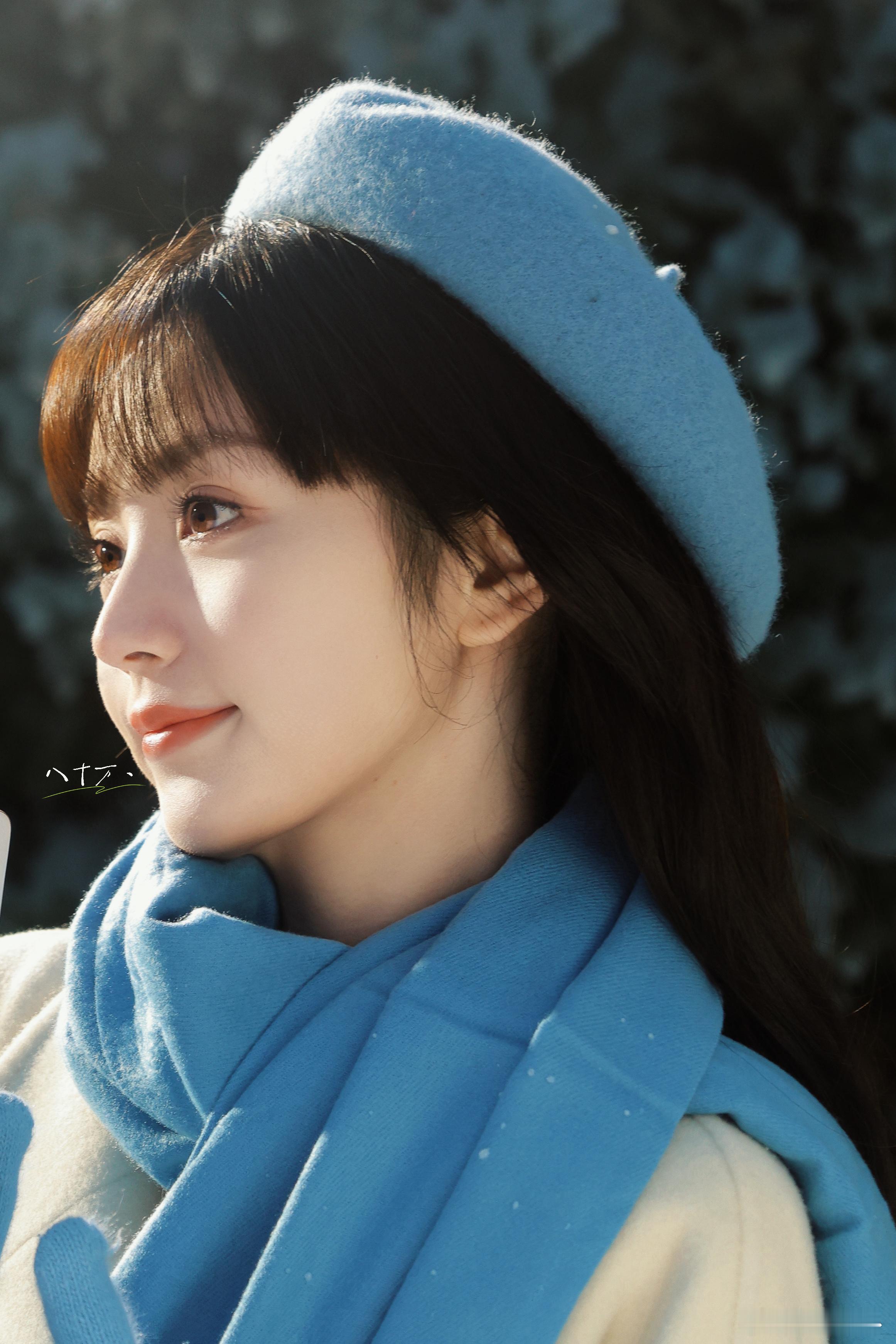 眼里皆是心动｜雪地限定田曦薇自修图无滤镜也美到失语雪天蓝贝雷帽造型太有易碎感了，