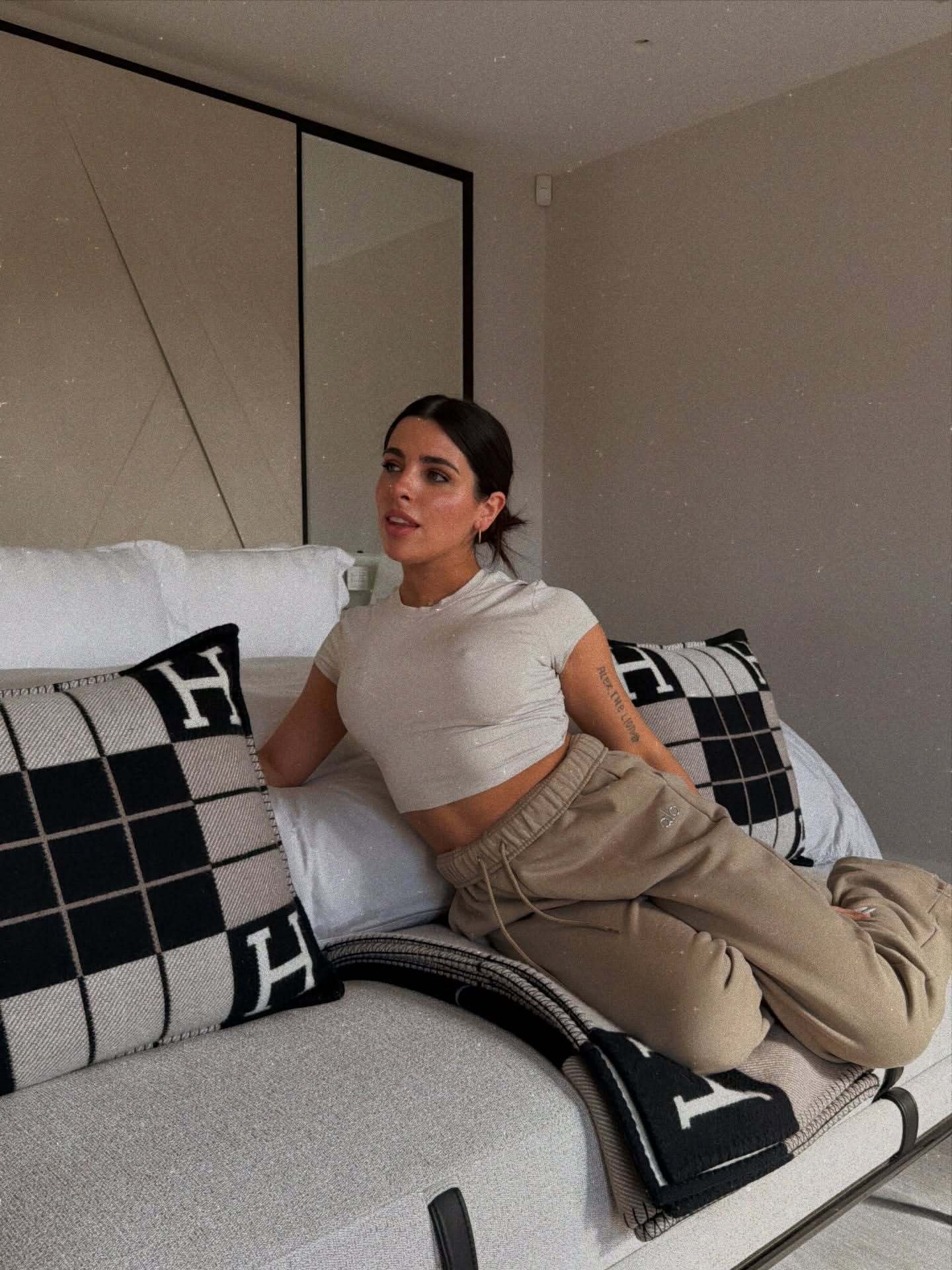 瓦妞更新ins｜✨🤞🏻🤍恩佐、小墙夫人Camila点赞❤️阿根廷球迷俱乐部