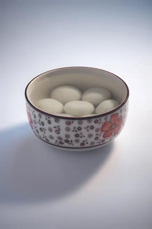 汤圆和元宵到底有啥区别 汤圆和元宵区别还真不少。制作工艺上，汤圆是包出来的，像包