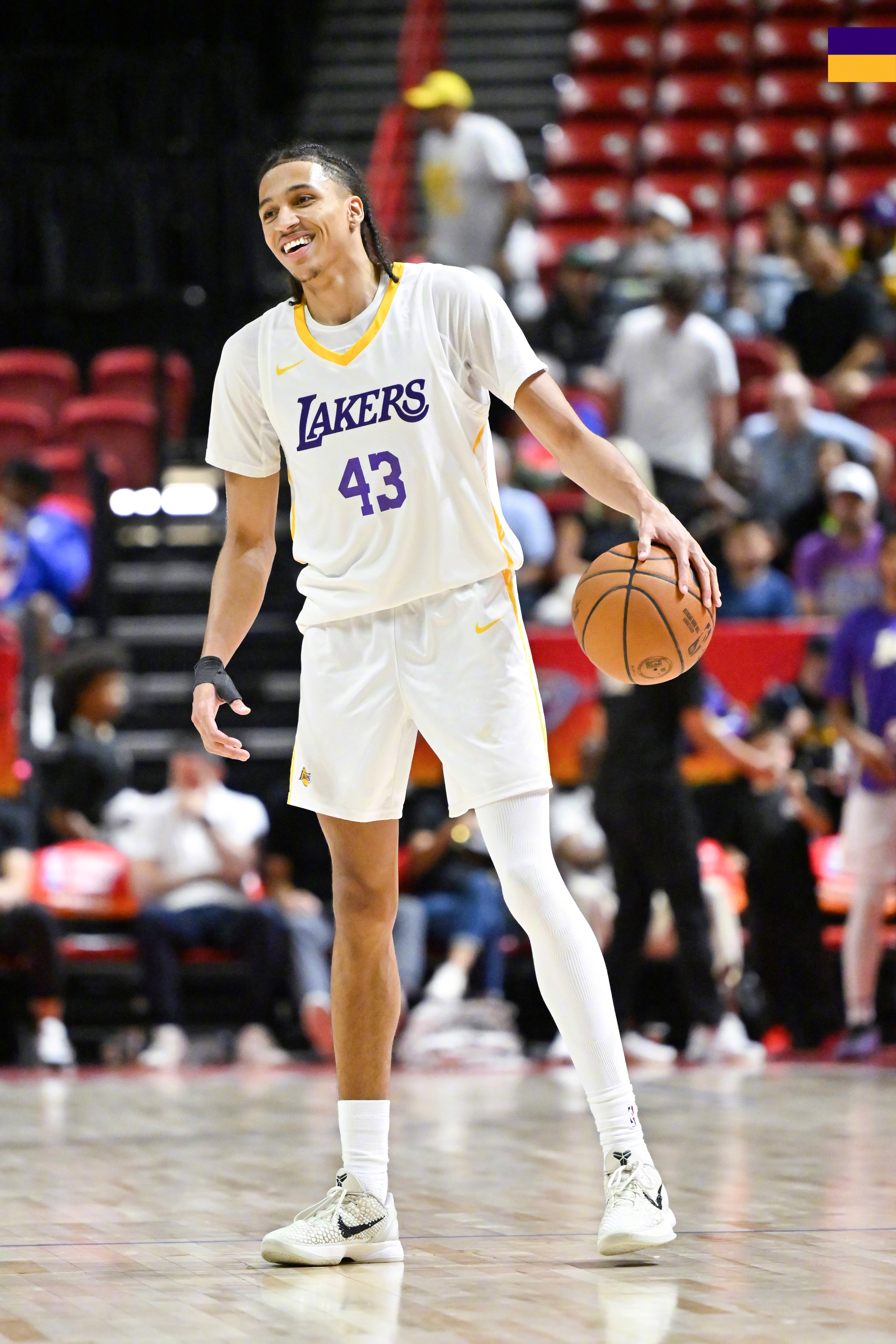 洛城里 愿你在梦里遇见所有美好，醒来继续奔赴热爱✨晚安，湖人国度 洛杉矶湖人[超