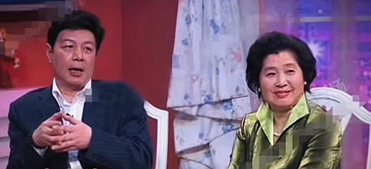 80年代，当红明星陈少泽妻子的一张留影电影“保密局里的枪声”主演。