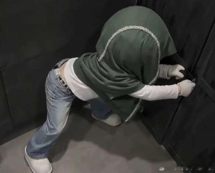 张真源看见镜子自动触发外貌check密室大逃脱 谁懂张真源看镜子那下，自动就开始