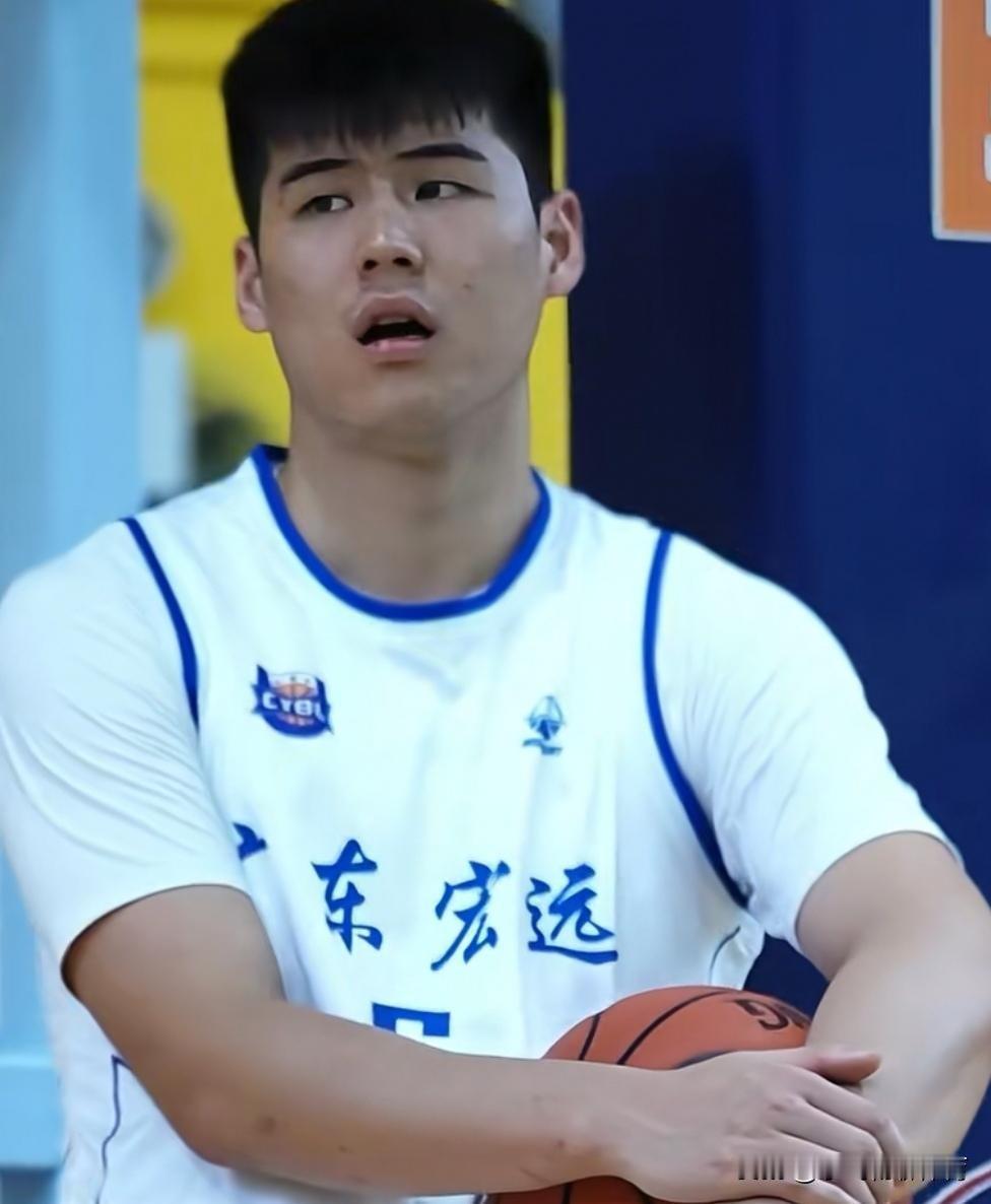 广东宏远一内一外新的组合，在U21简直就是降维打击。
   经历了CBA一个赛季