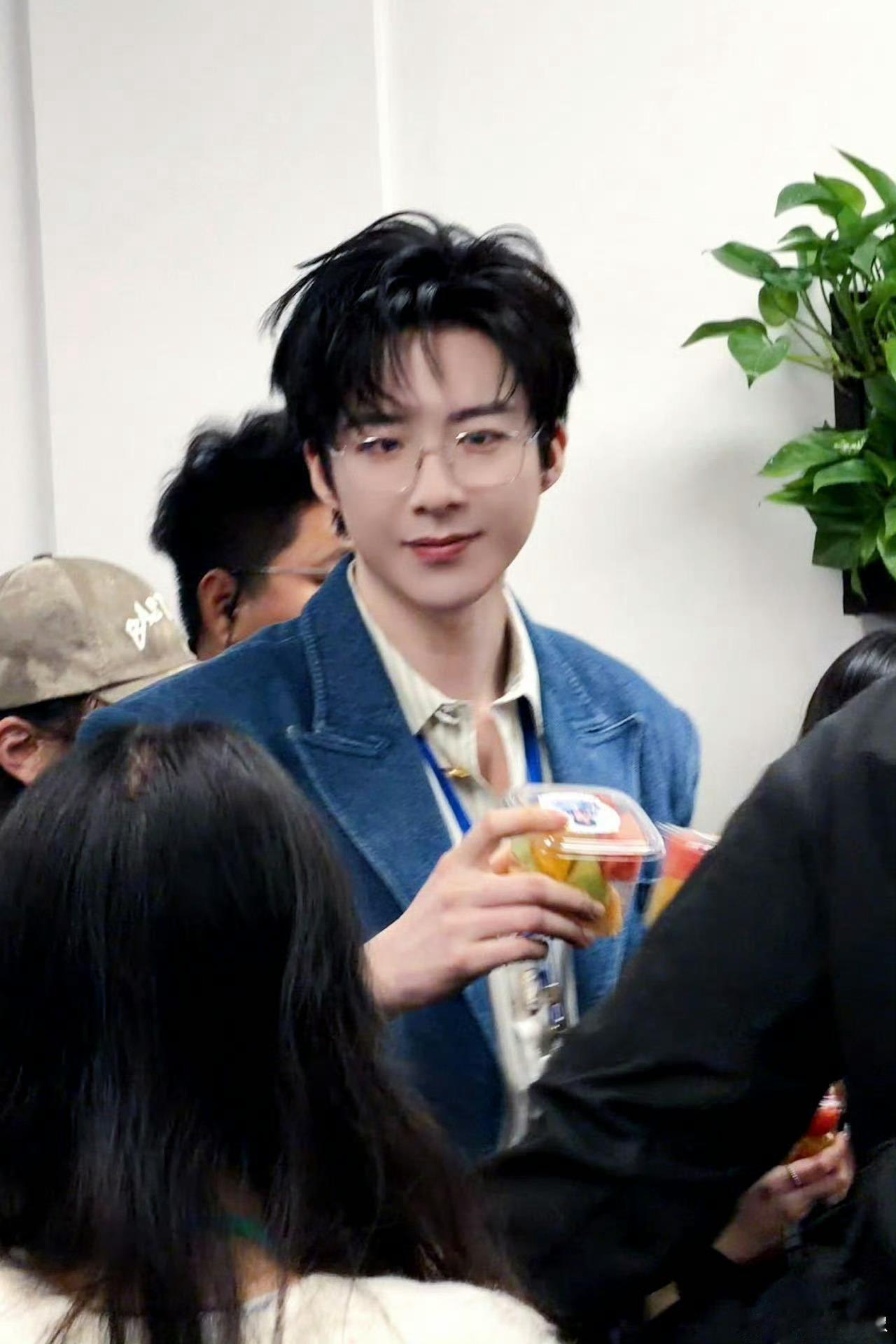 刘宇宁来广州上班了工牌一挂，西装笔挺，刘宇宁今日化身广州职场精英。步履带风穿行大