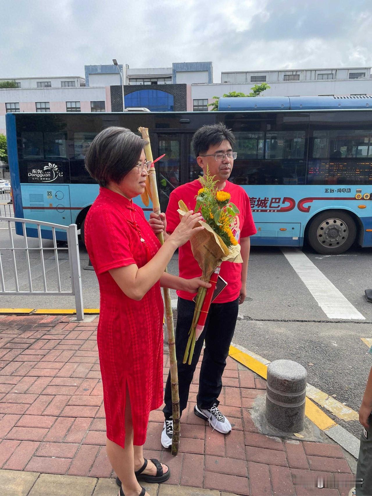 人大附中高考送考这事儿最近可火了，大家都在说，教育这事儿，拼的其实是爹妈，不是娃