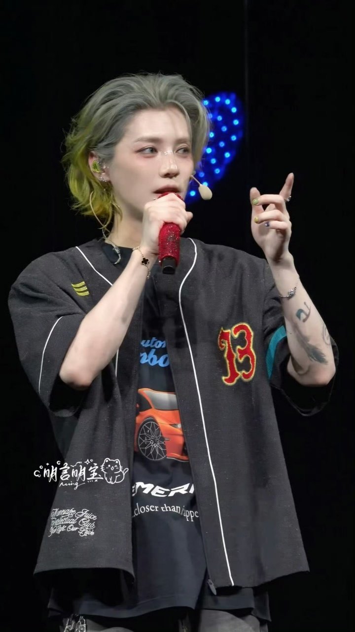 鹿晗说我们还是茄子好吧越来越有魅力了！舞台上就是闪闪发光的巨星鹿晗演唱会被叫老公