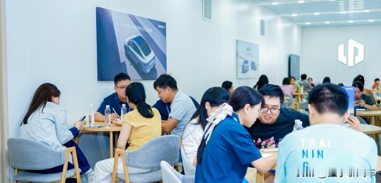国庆零跑又卖“疯”了？4S店成国庆“网红点”。

今年国庆节期间逛商场顺便和朋友