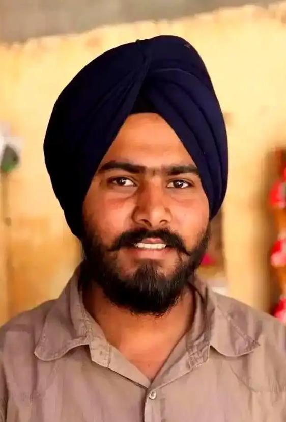 “滚回自己的国家！”12月27日，四川，一男子刚上高铁，就看见一群印度人在车上脱