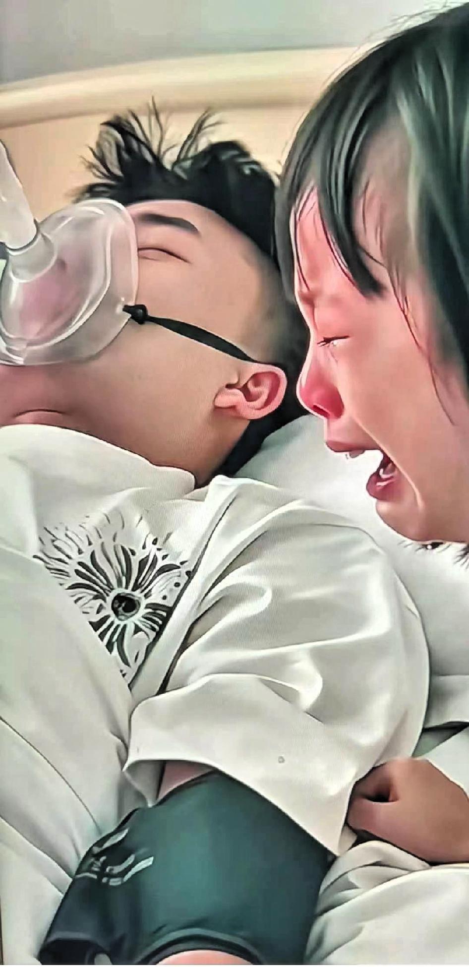催人泪下！哥哥病危奄奄一息，剩余的时日已经不多了，向妈妈最后提出想见一眼分开的妹