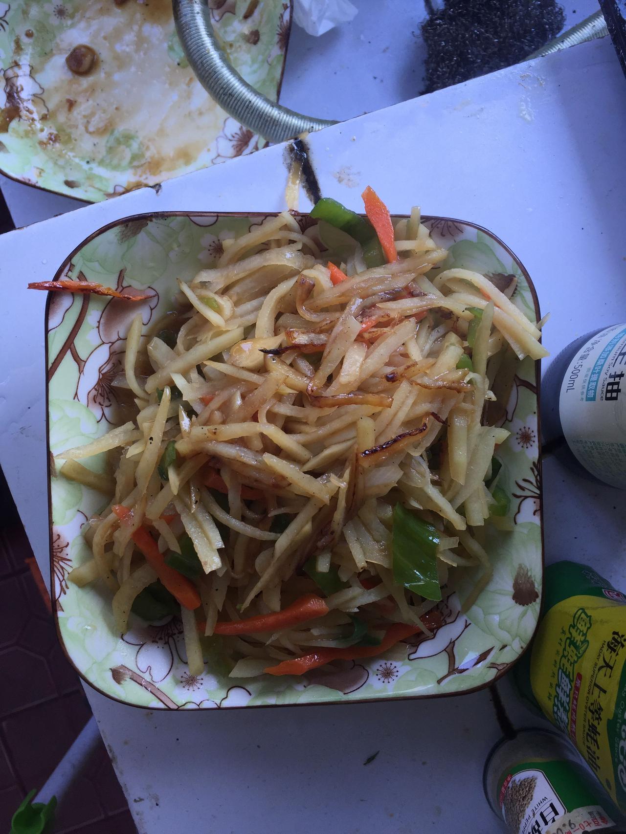 记录我的2026我昨天炒的土豆丝，有的人炒土豆丝是不泡水的，有的人是要泡水，最后