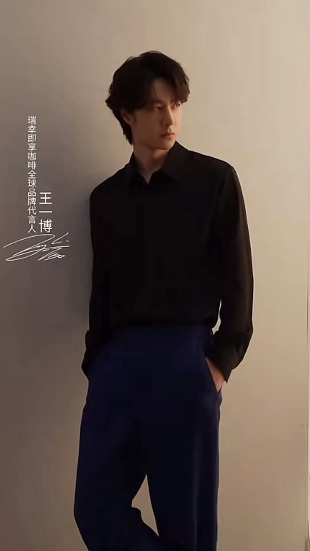 光影为笔，时尚为墨，勾勒出这位从画中走来的神仙哥哥。不需要刻意摆弄，站在那里就是