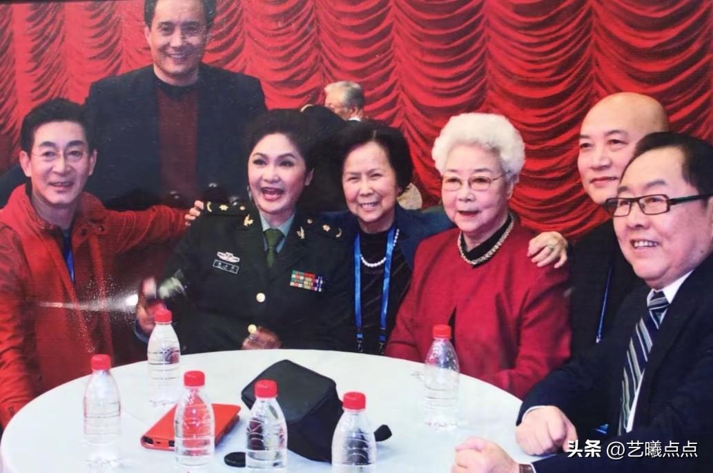彼年，田华老师与电视剧《西游记》剧组主创同框，有孙悟空、唐僧、猪八戒、小白龙。