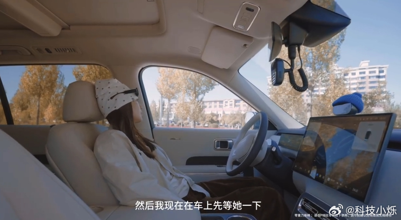 在车里也可以自在赏月 看完安久开着小米澎程去草原拍月亮，我反而对“车里的空间”有