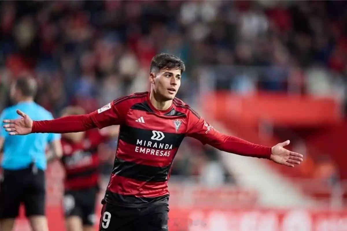 马竞打算让卡洛斯马丁留下来踢季前赛。布拉加联系过马竞，希望签下这名球员，马竞拒绝