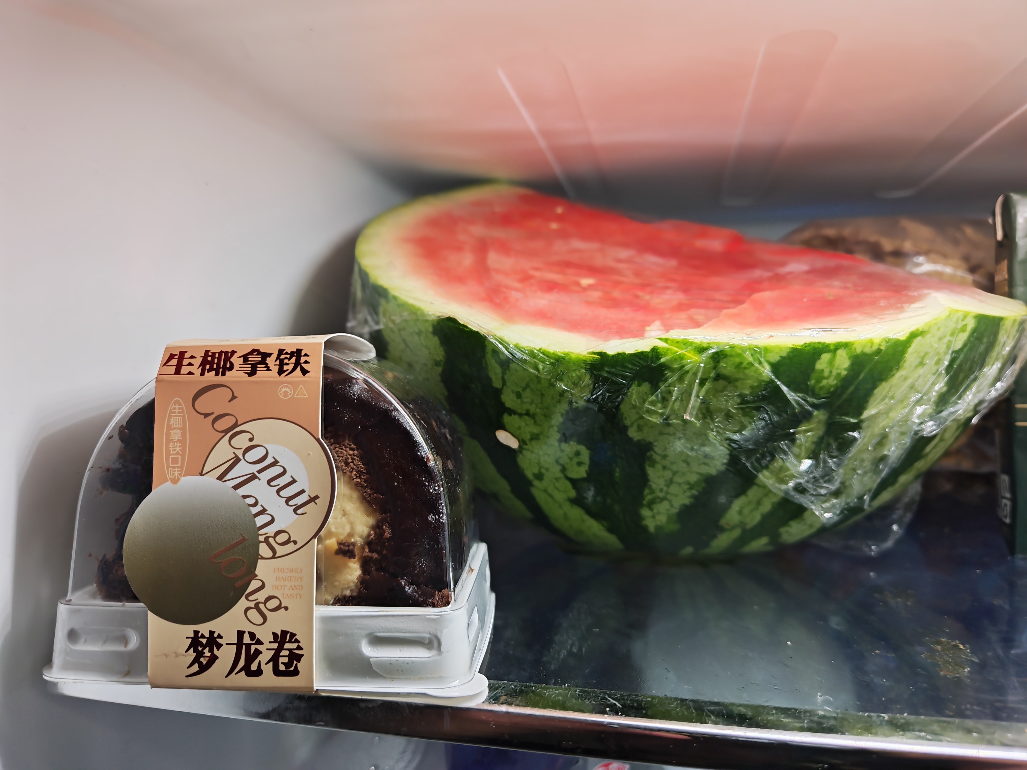 生椰拿铁蛋糕卷配西瓜65kg了，再努力点跌破62kg做骨感中年大叔