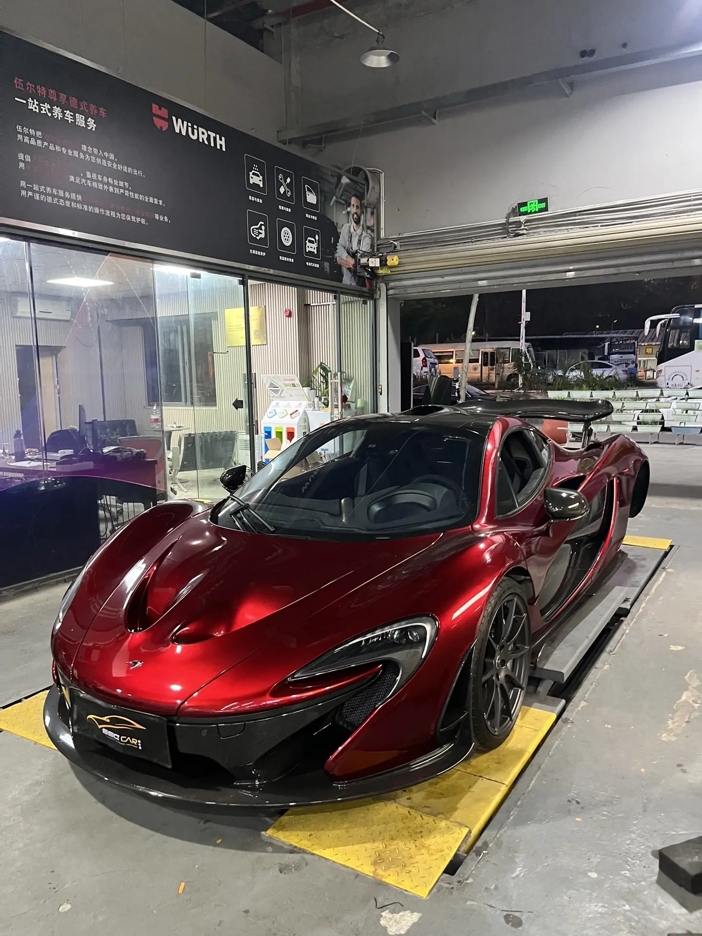酒红色McLaren P1