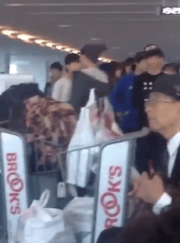 真的好小好小啊才13 14岁呢 我家楷灿还是练习生的时候 宝宝神起时期  跟着前