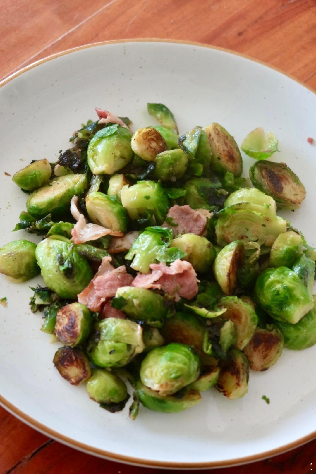 抗炎饮食day84✅风大天冷就想吃火锅早餐：抱子甘蓝炒培根🥓，抱子甘蓝先焯水在