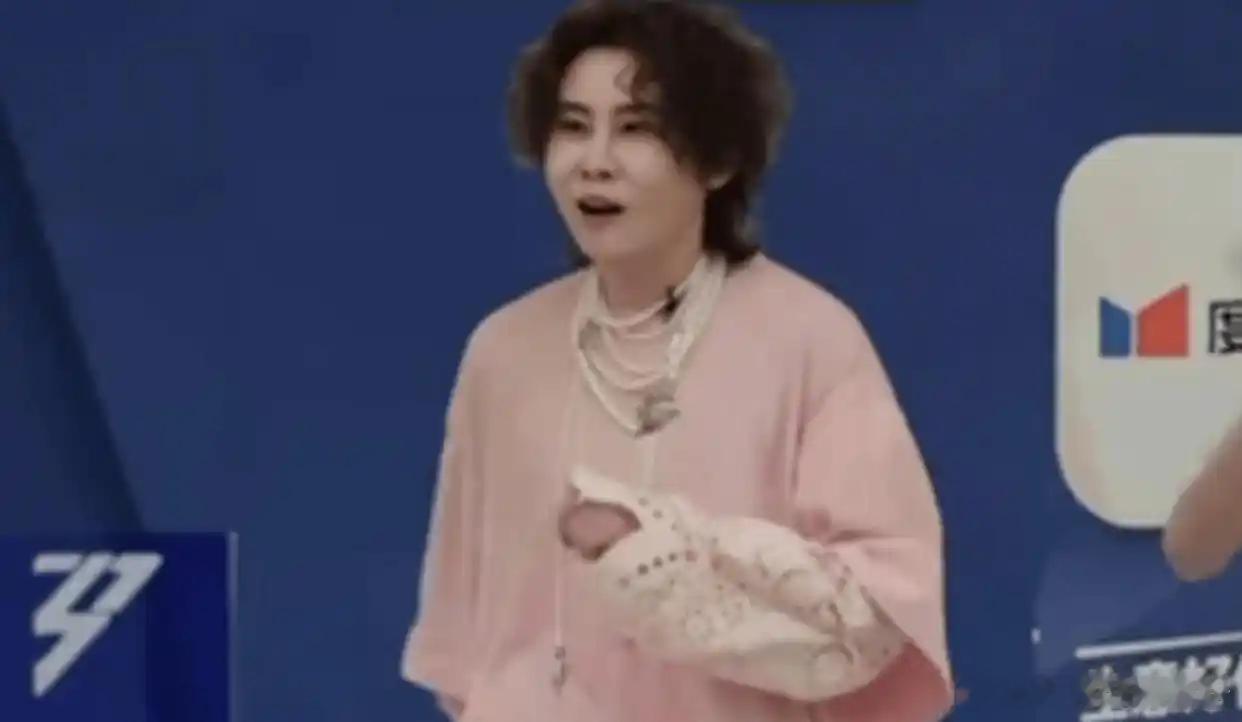 芒果终于成名，浪姐直播现场竟发生严重事故，奥运冠军王濛遭无情羞辱，直言她的金牌一