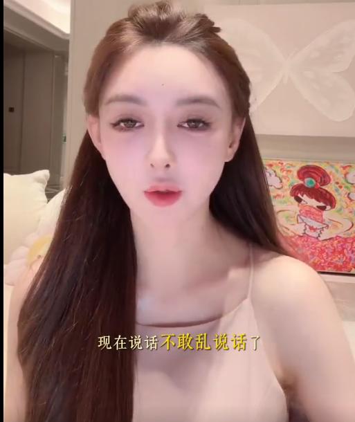 在全网最郁闷的就是叶柯了吧！
同样都是给黄晓明生过孩子的人，
为什么她和杨颖的待