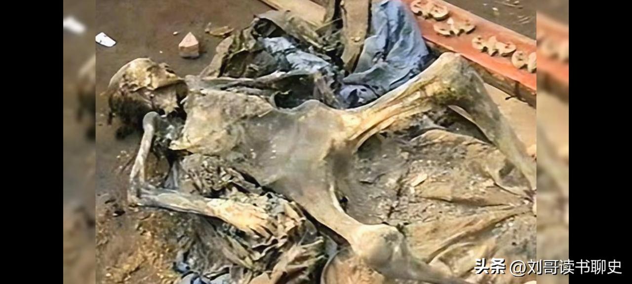 黑龙江挖出清代古墓，女尸姿势怪异，嘴张得极大，化验身下黑灰后，专家集体沉默

1