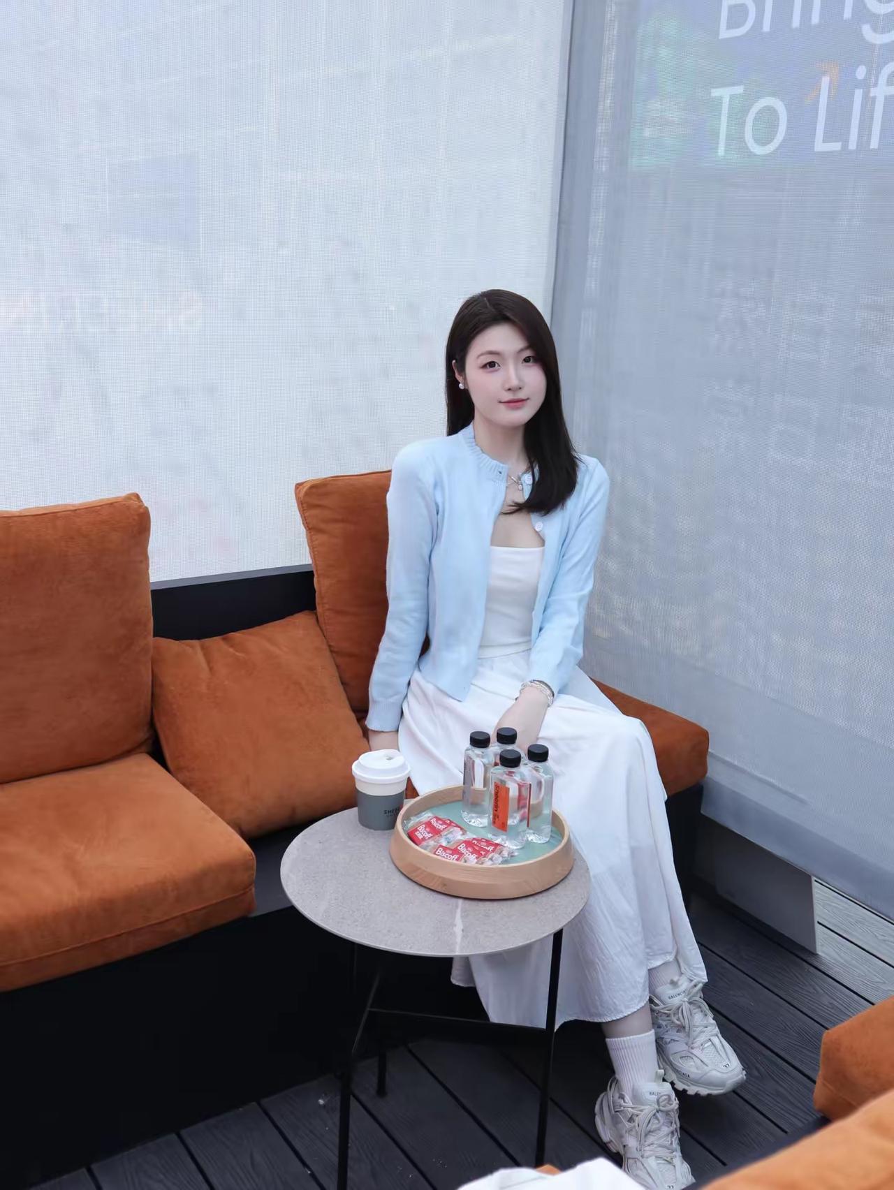 🌿 松弛感韩系温柔风穿搭
这套穿搭完美适配咖啡馆探店、城市漫步、看展出行、闺蜜