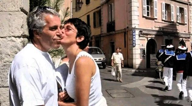 唐纳德·特朗普总统在“空军一号”上向记者们发表讲话，庆祝自己取得胜利，声称司法部