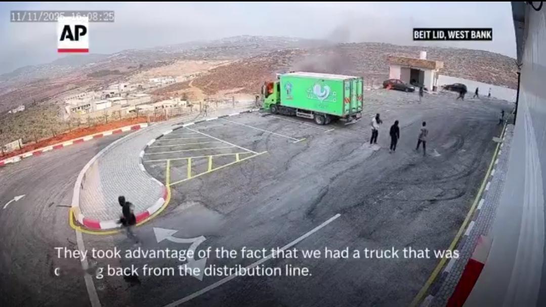 以色列和巴勒斯坦官员称，数十名蒙面以色列定居者于周二袭击了两个巴勒斯坦村庄，随后