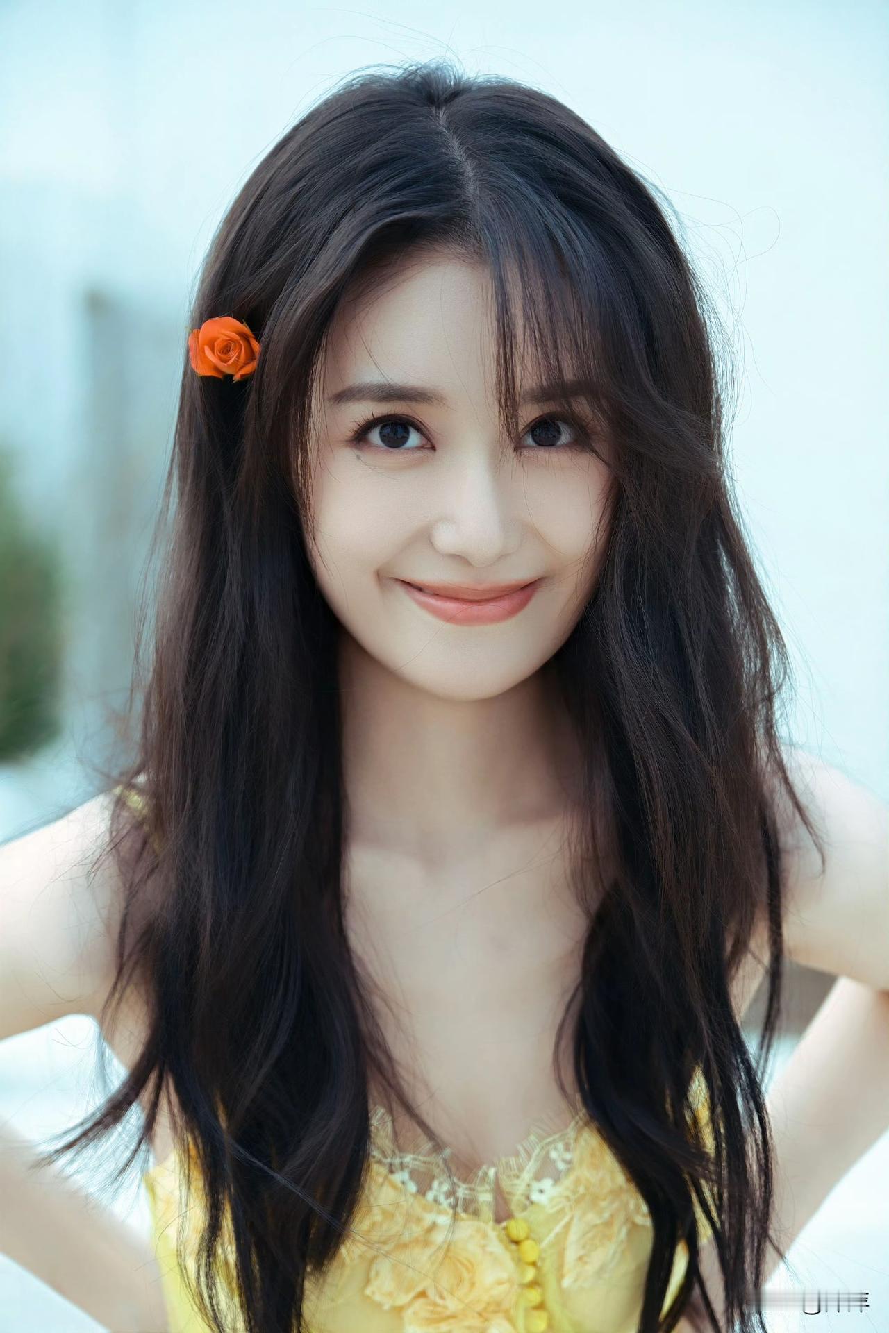 蒋依依.如灿烂花季里的精灵，乌黑长发似绸缎，眼眸明亮，笑起来时，脸颊漾起浅浅梨涡