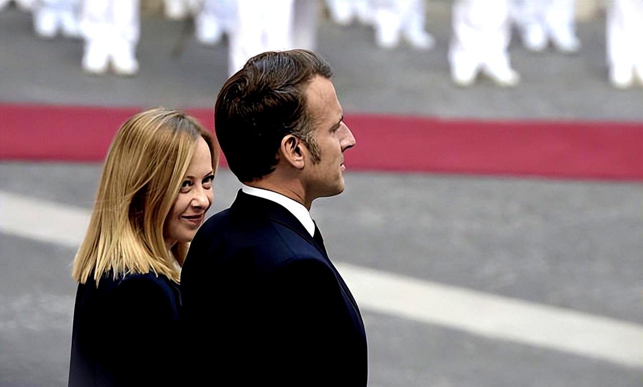 你说这人啊，是不是全凭眼缘？
意大利总理梅洛尼最近可让网友乐坏了，跟法国总统马克