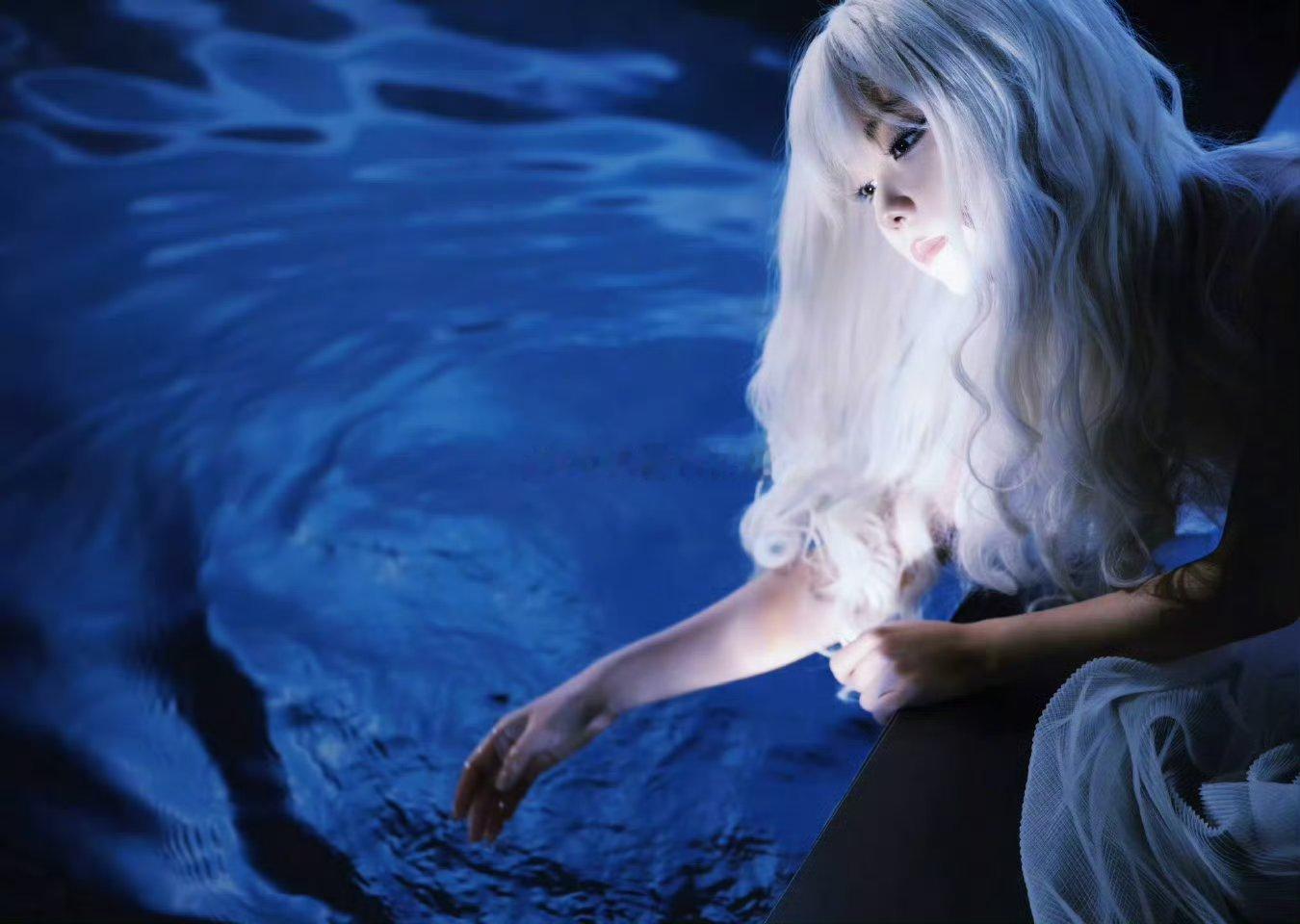 谭松韵白发神女狠狠戳中审美！谭松韵的白发神女造型太戳人了，是《逍遥》后续剧情里的