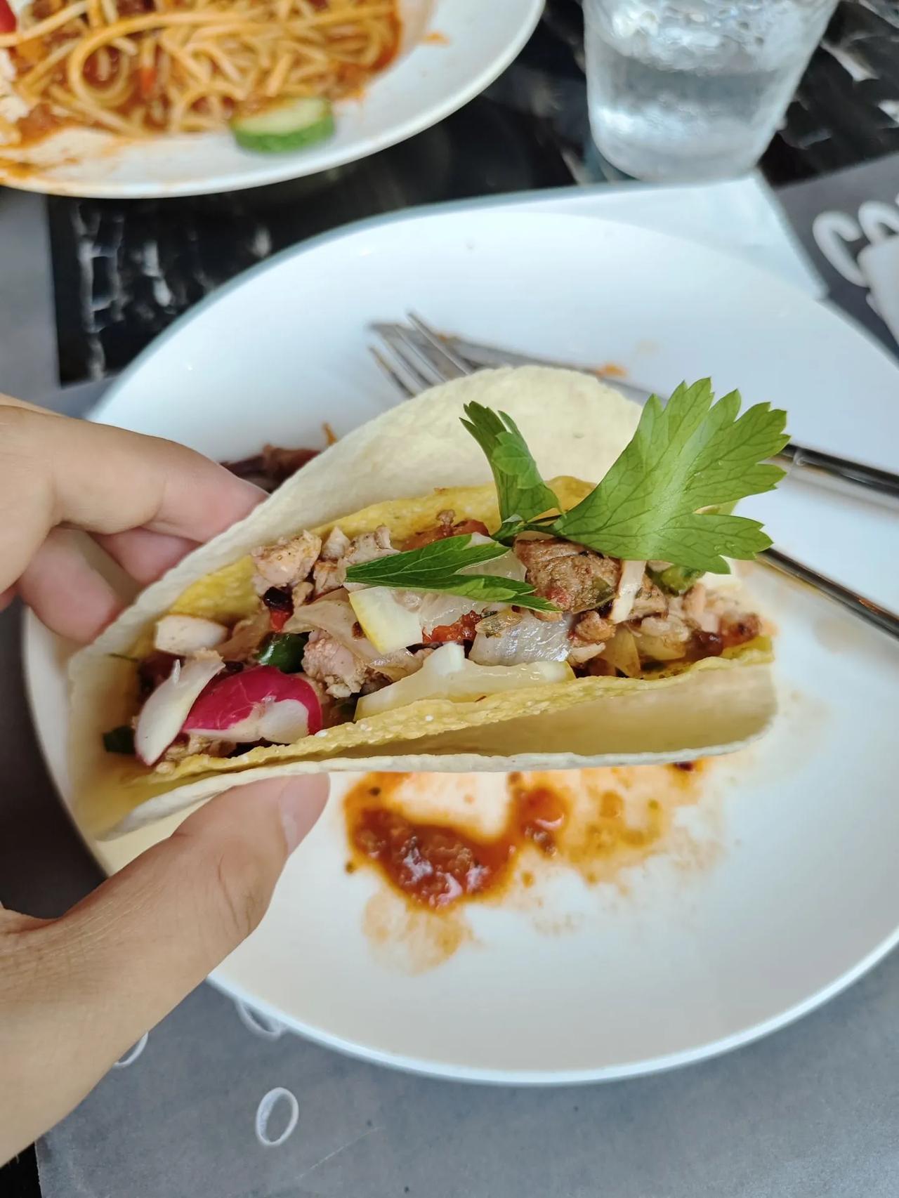 今天小富婆带我去和她的印度客户一起吃饭，她的印度客户又顺便介绍了一个尼泊尔的客户