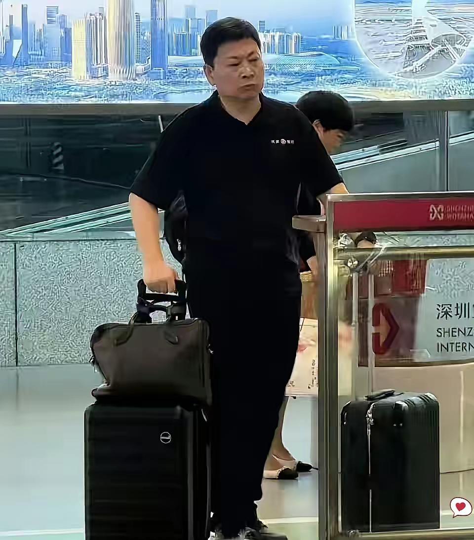 余承东太低调了，出行自己拿行李也没有助理，真接地气