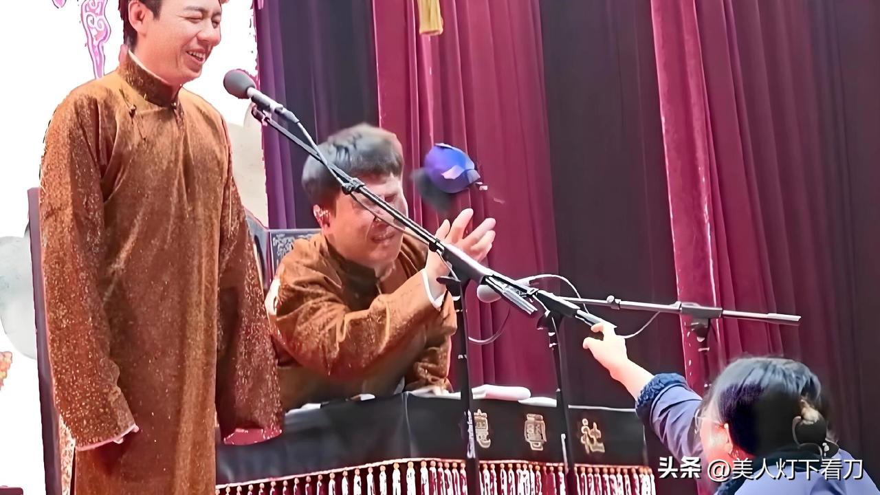 老郭徒弟台上惨遭暴击，脸部疼出表情包！
近日，德云社演员靳鹤岚、朱鹤松天津小园子