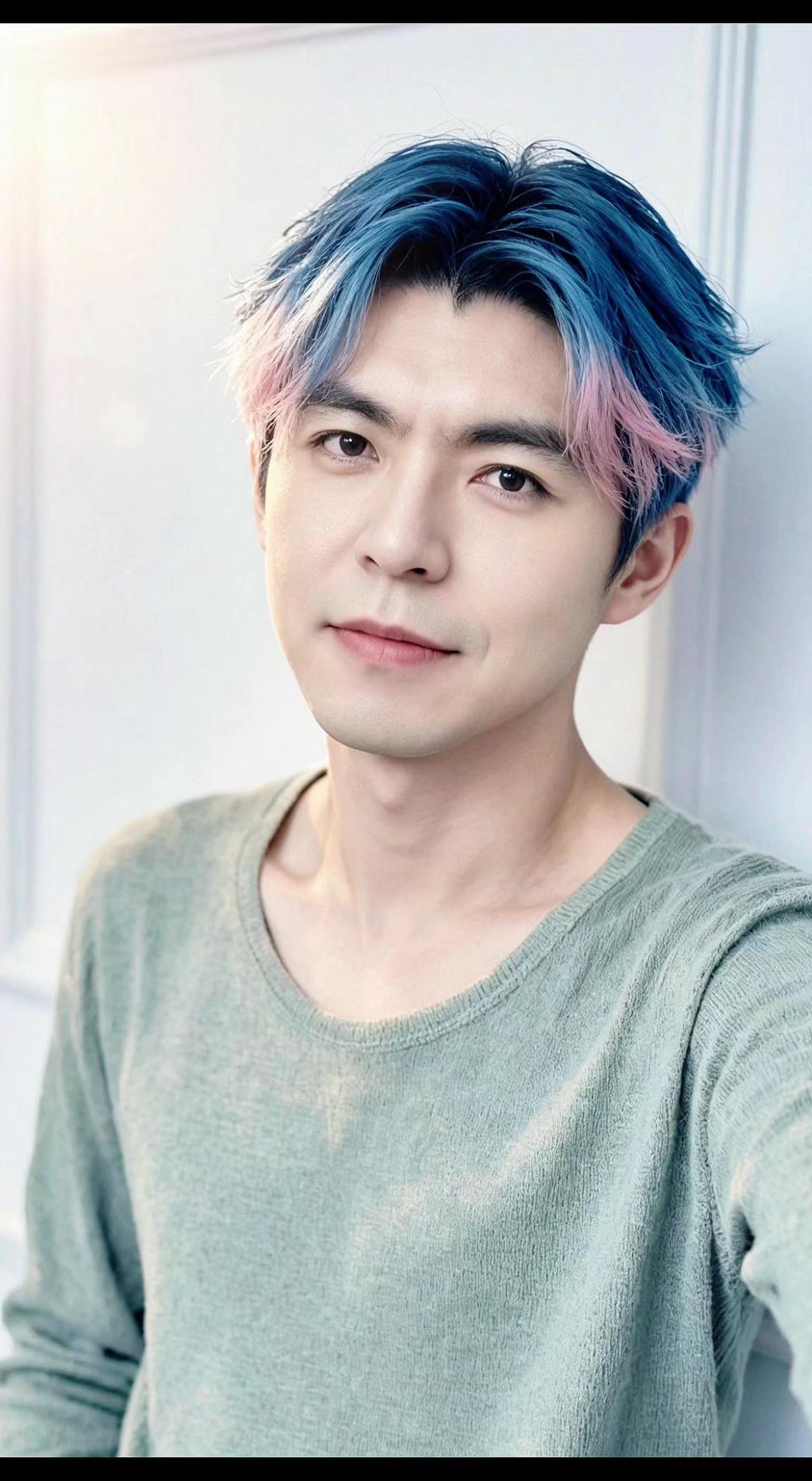 💇‍♂️蓝粉渐变像打翻的调色盘🎨，慵懒随性中藏着夏日清爽✨。素人也能get的