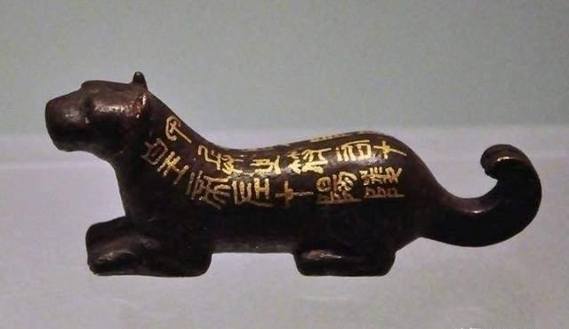 1941年，郭沫若在重庆古玩街闲逛，花10元钱买了个铜老虎，拿回家鉴定后发现：“