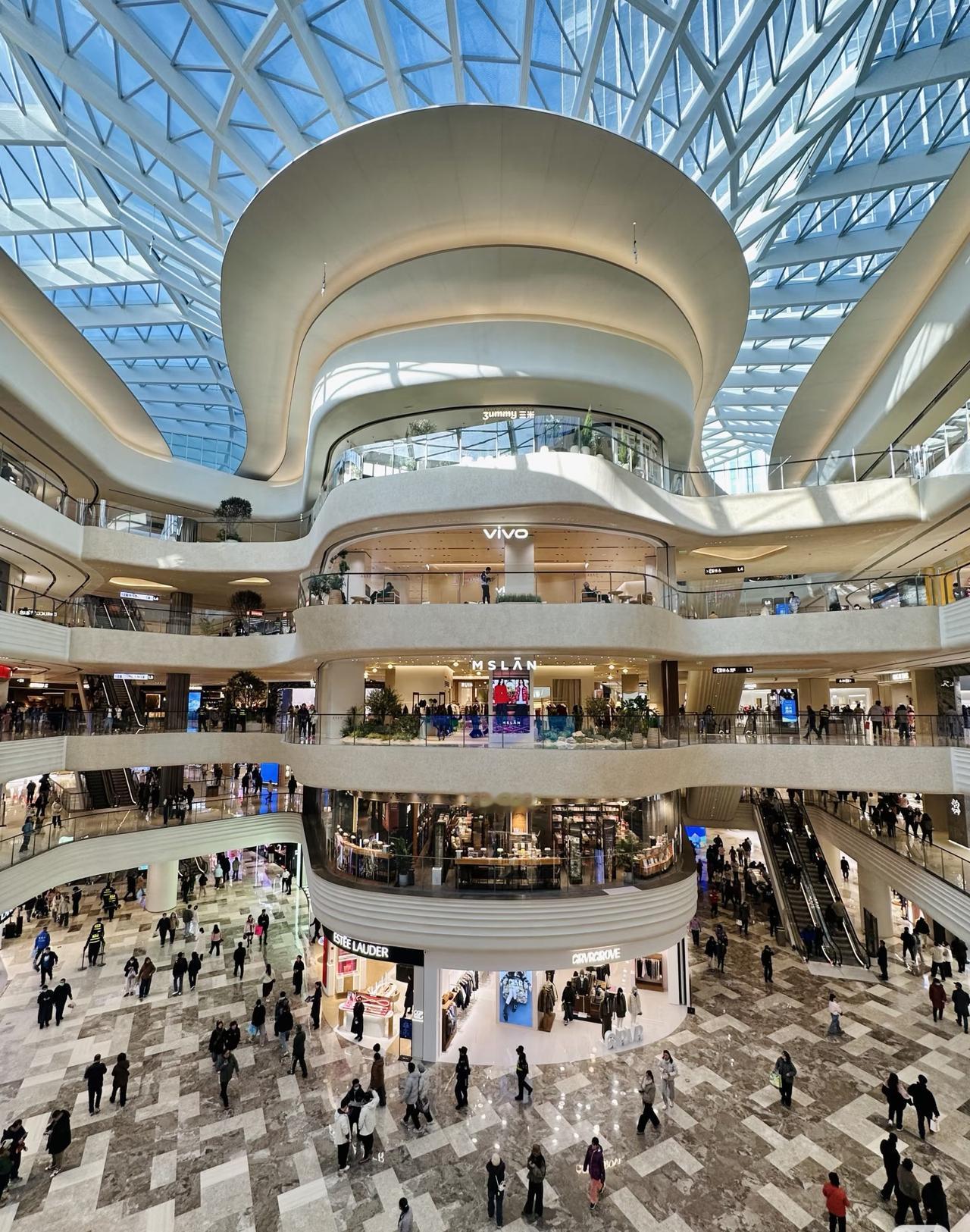 石路万象天地开业，开业八年苏州中心迎来了真正的对手。
近年来，苏州的商业活力主要