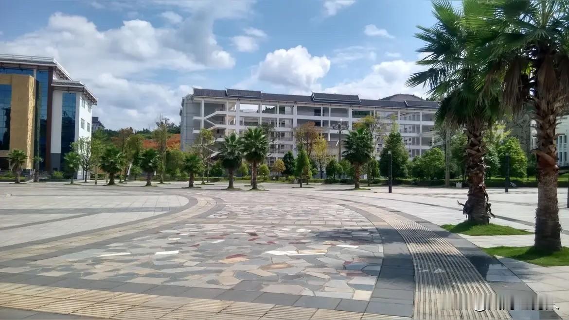 一句“快跑”，藏着两种教育的碰撞

清晨8:20，电动车匆匆赶到校门口，上学已经