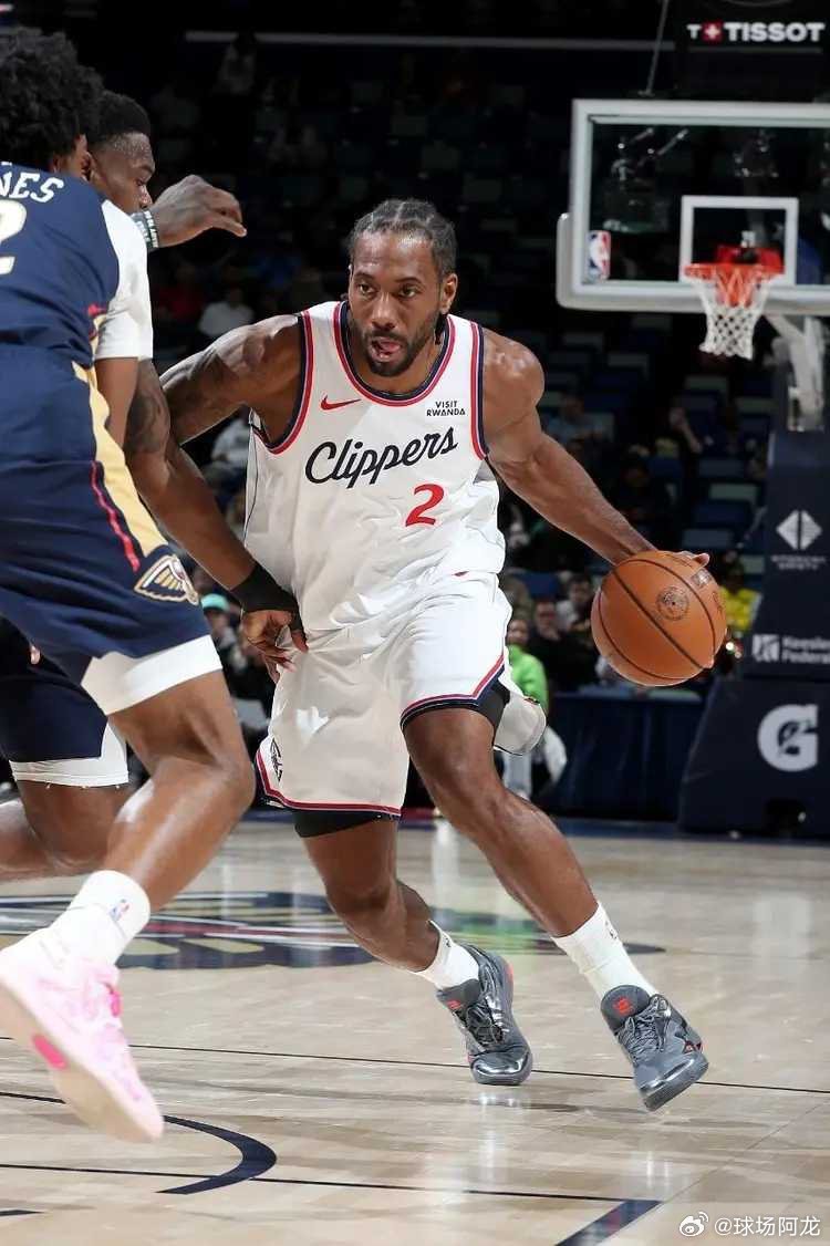 北京时间3月19日，NBA常规赛快船客场对阵鹈鹕，莱昂纳德伤停一场后复出，率领快