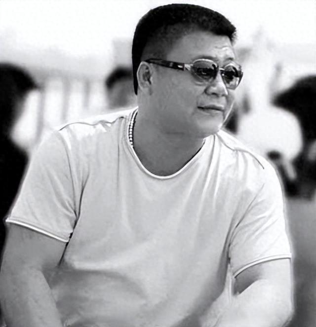 2010年广东黑老大许建强被判死刑，本人垂头丧气，外面响起鞭炮声
2007年11