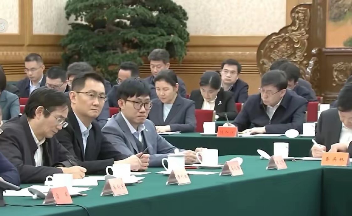 这次开大会，梁文峰和王兴兴作为八零九零后的代表，坐在了第一排，与国内一众大企业家