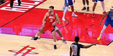 申京一转身把加福德干倒了 ​​​