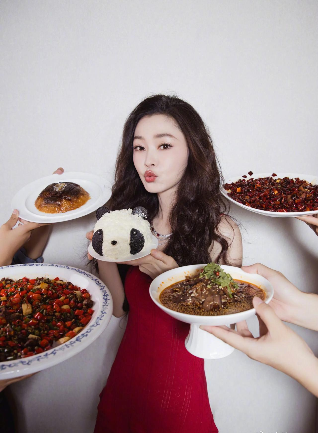 著名影视演员宋轶在成都过生日的照片。看来这位湖北姑娘很喜欢吃辣呀。过生日全点的是